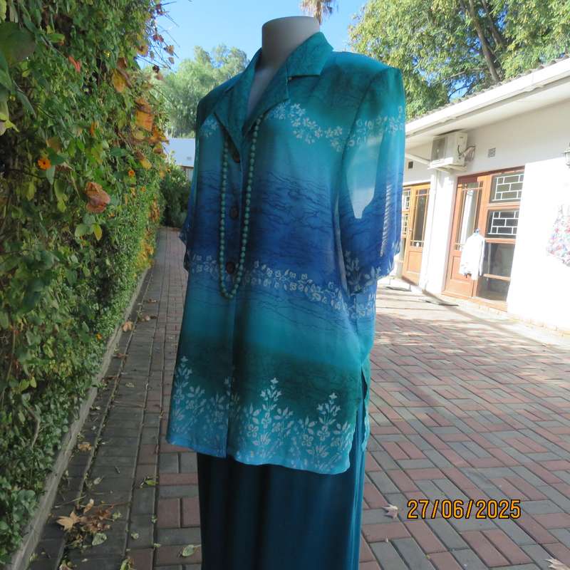 Horizontal patterned teal green and blue-white floral short sleeve top. Size 38