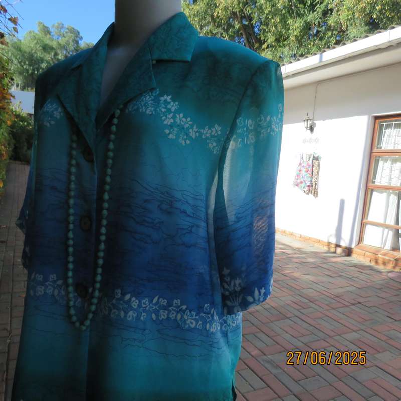 Horizontal patterned teal green and blue-white floral short sleeve top. Size 38
