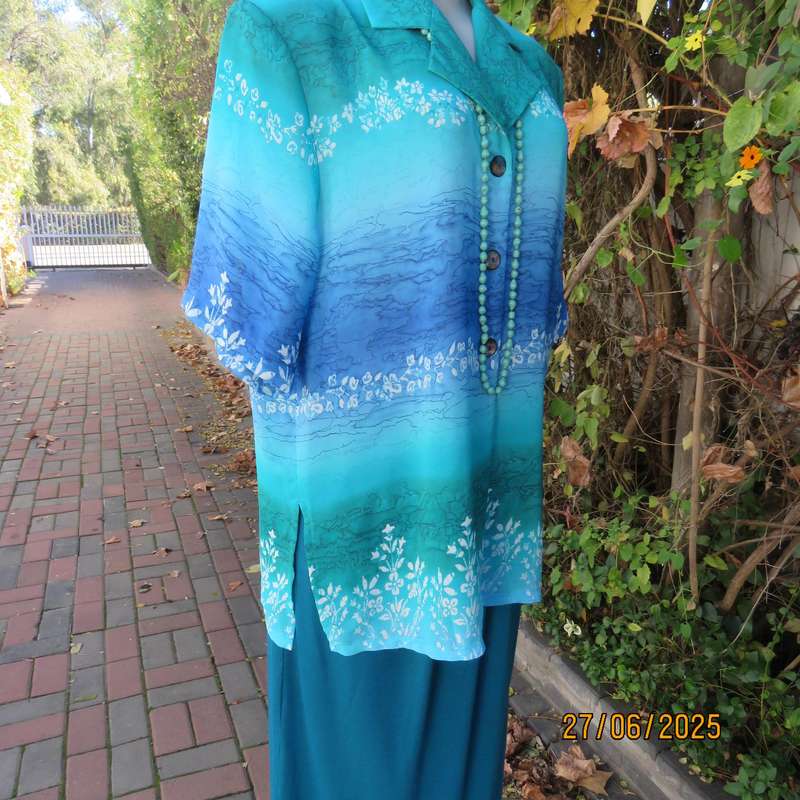 Horizontal patterned teal green and blue-white floral short sleeve top. Size 38