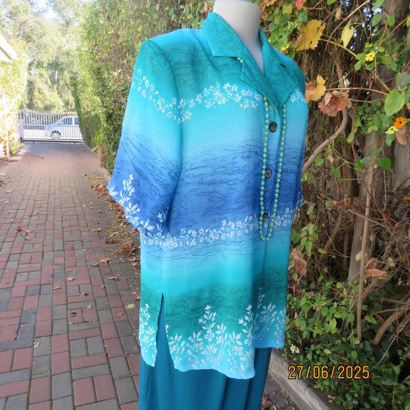 Horizontal patterned teal green and blue-white floral short sleeve top. Size 38