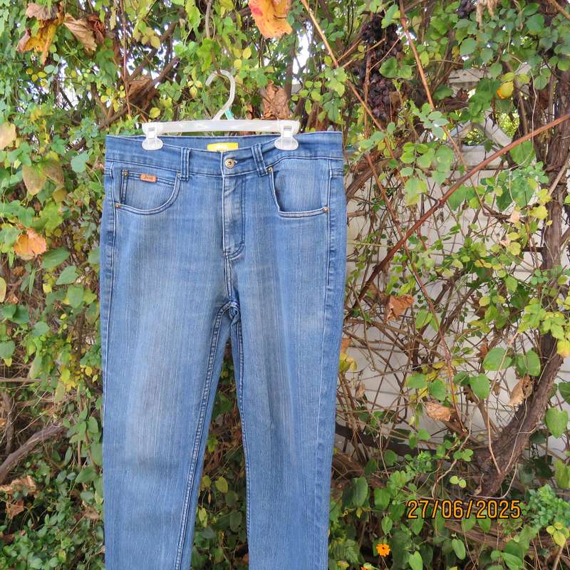 JEEP blue denim stretch polycotton jeans with tapered legs. Size 34.