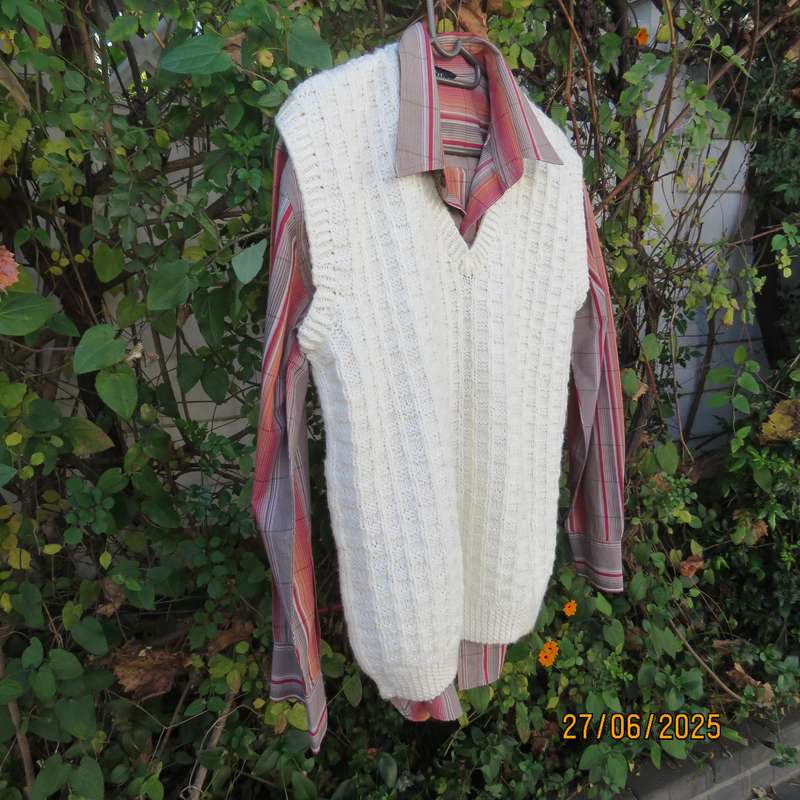 Cream handknitted acrylic knit men's sleeveless pullover size Large. Never worn
