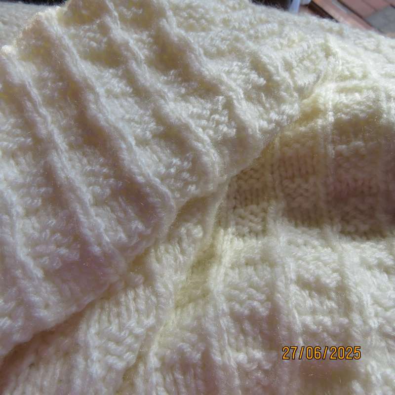 Cream handknitted acrylic knit men's sleeveless pullover size Large. Never worn