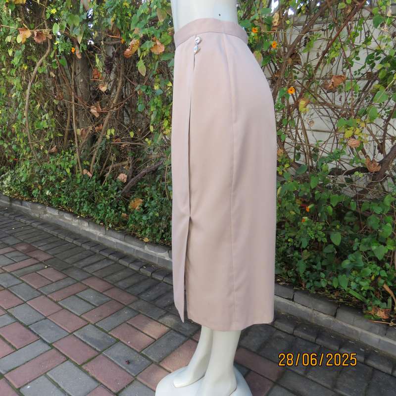 NEW ERA ecru colour elegant pencil skirt. Left tucked seam with pleat. Size 38