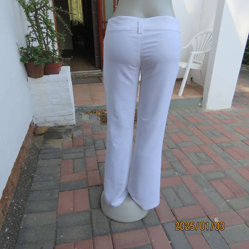 Sexy white polycotton stretch LEGIT bootlegged pants in size 34-36. No pockets. Very good condition.