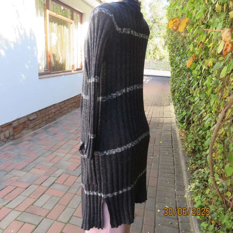 Navy-grey acrylic knit extra long open jacket. White horizontal stripe. Size 34