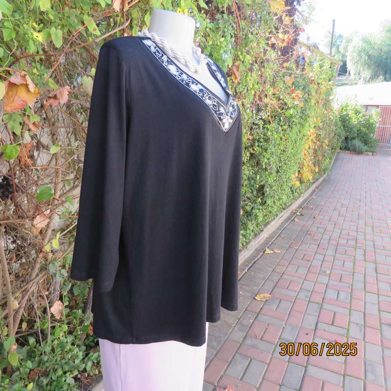 QUEENSPARK very black top with richly embellished V neckline. Size 44.