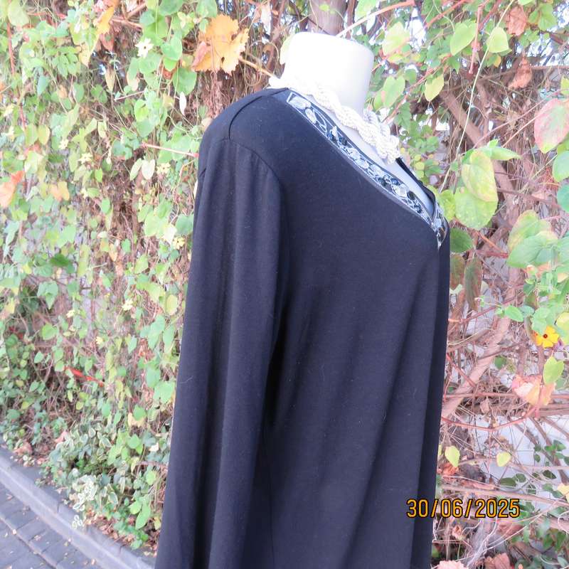 QUEENSPARK very black top with richly embellished V neckline. Size 44.