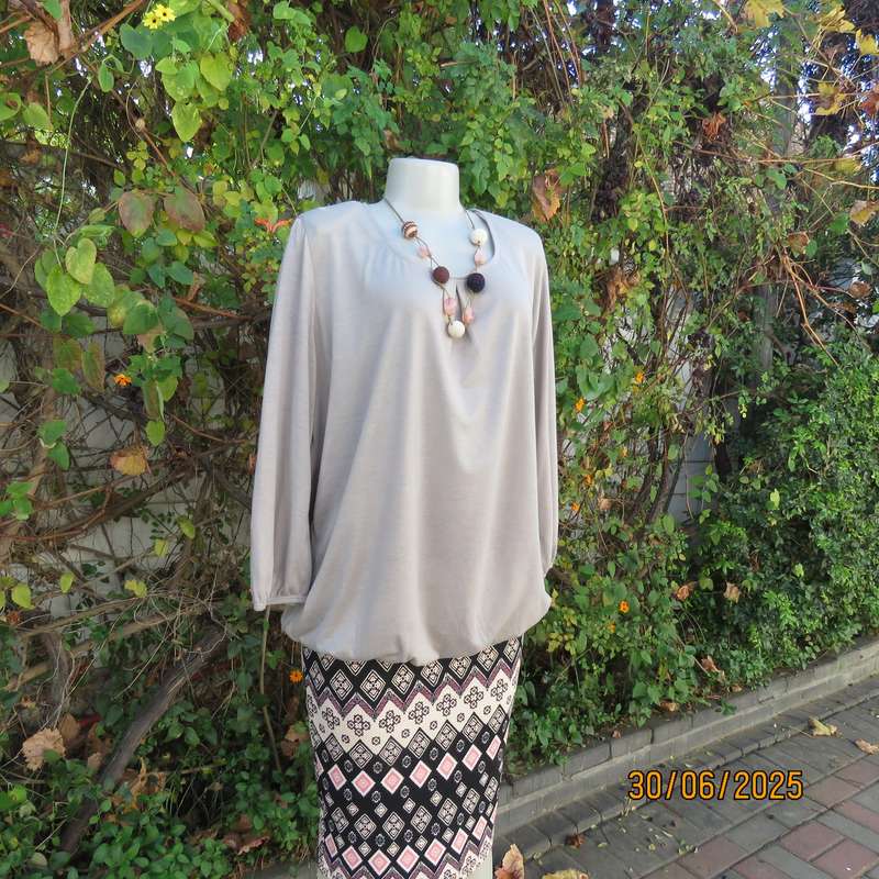 FASHION EXPRESS ecru colour blouson style slip over long sleeve poly-viscose stretch top. Size 42.