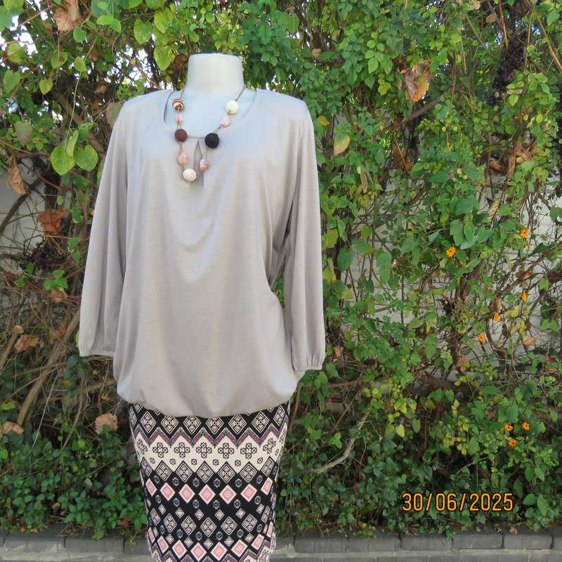 FASHION EXPRESS ecru colour blouson style slip over long sleeve poly-viscose stretch top. Size 42.
