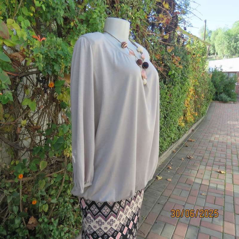 FASHION EXPRESS ecru colour blouson style slip over long sleeve poly-viscose stretch top. Size 42.