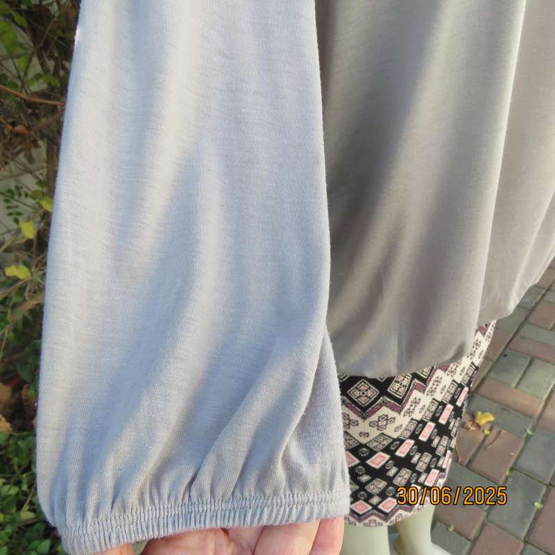 FASHION EXPRESS ecru colour blouson style slip over long sleeve poly-viscose stretch top. Size 42.