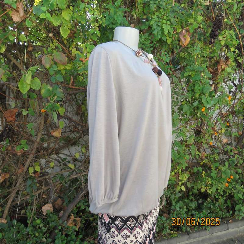 FASHION EXPRESS ecru colour blouson style slip over long sleeve poly-viscose stretch top. Size 42.