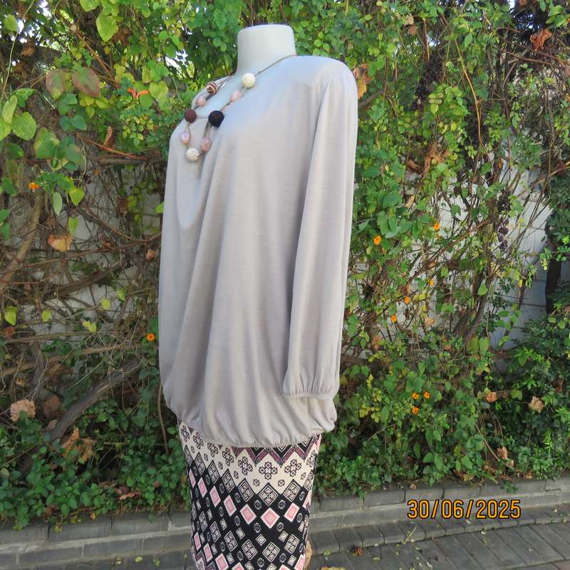 FASHION EXPRESS ecru colour blouson style slip over long sleeve poly-viscose stretch top. Size 42.