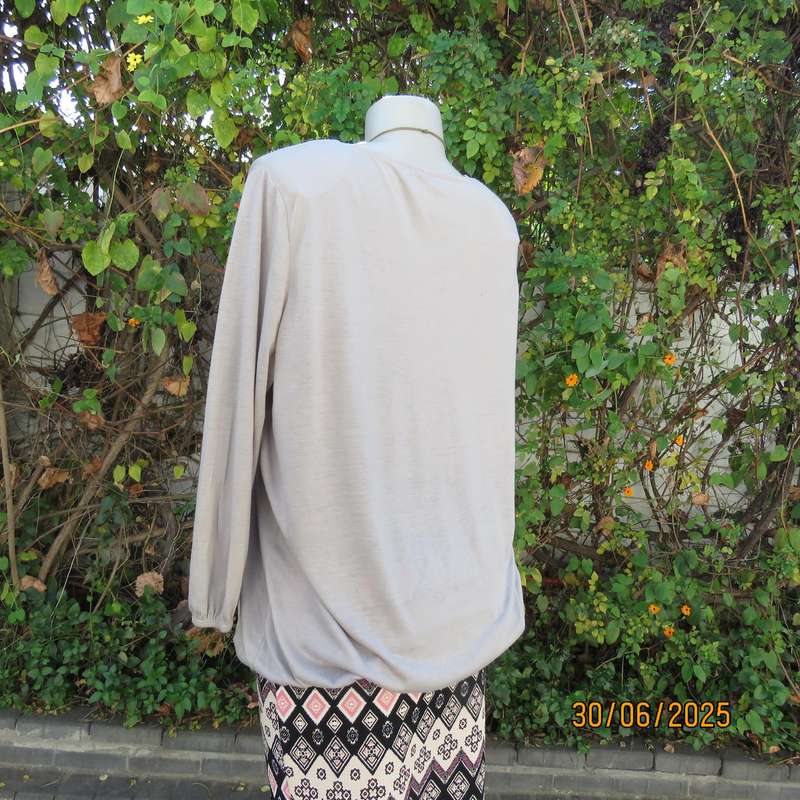 FASHION EXPRESS ecru colour blouson style slip over long sleeve poly-viscose stretch top. Size 42.