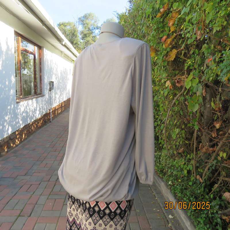 FASHION EXPRESS ecru colour blouson style slip over long sleeve poly-viscose stretch top. Size 42.