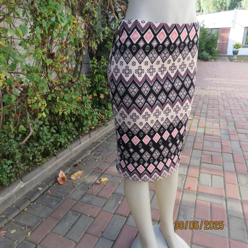AMARA bodycon horizontal pink-black-cream print poly stretch size 36 skirt.