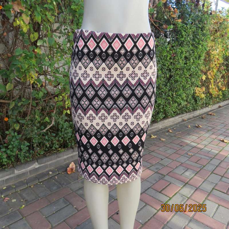 AMARA bodycon horizontal pink-black-cream print poly stretch size 36 skirt.