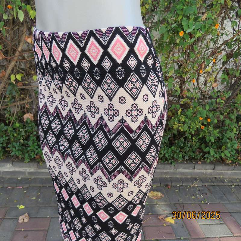 AMARA bodycon horizontal pink-black-cream print poly stretch size 36 skirt.