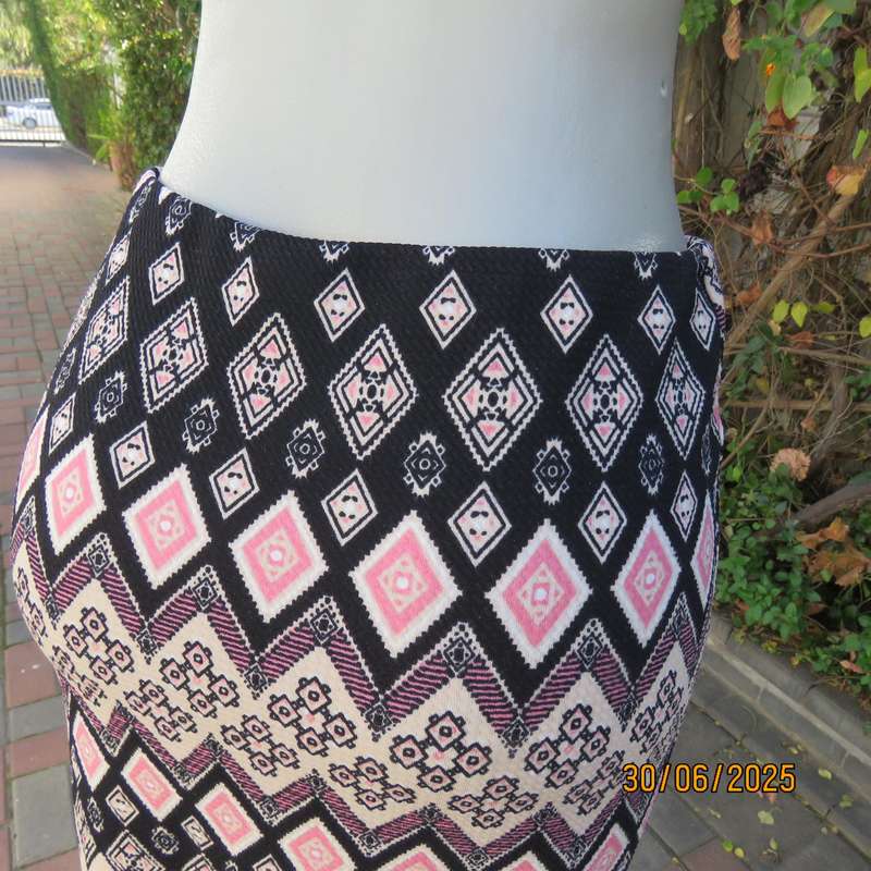 AMARA bodycon horizontal pink-black-cream print poly stretch size 36 skirt.
