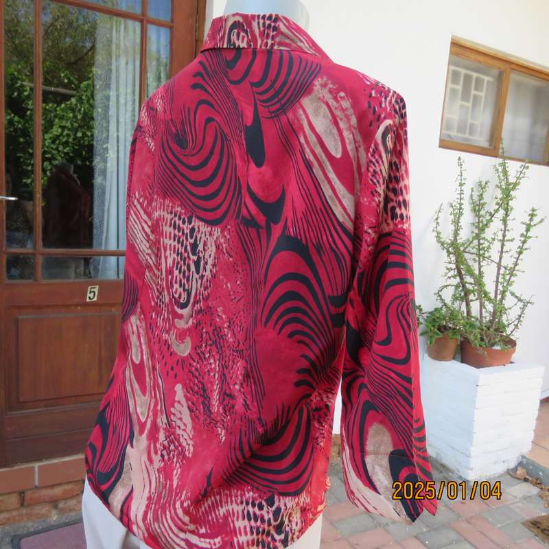 LISA SPINELLI geometric printed soft silky polyester top in red-cream-black. Size 36.Elbow sleeves.