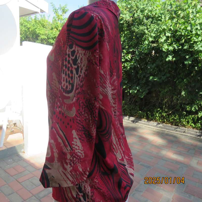LISA SPINELLI geometric printed soft silky polyester top in red-cream-black. Size 36.Elbow sleeves.