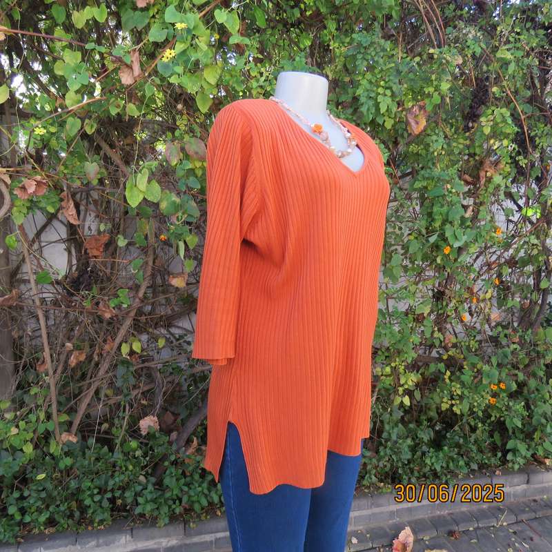 MERIEN HALL burnt orange ribbed acrylic knit V neck pullover. Slitted sides. Size 42