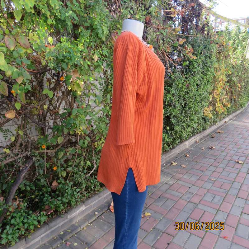 MERIEN HALL burnt orange ribbed acrylic knit V neck pullover. Slitted sides. Size 42