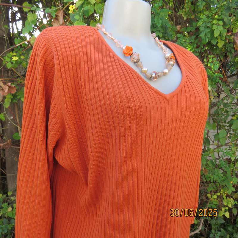 MERIEN HALL burnt orange ribbed acrylic knit V neck pullover. Slitted sides. Size 42