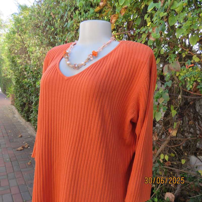 MERIEN HALL burnt orange ribbed acrylic knit V neck pullover. Slitted sides. Size 42