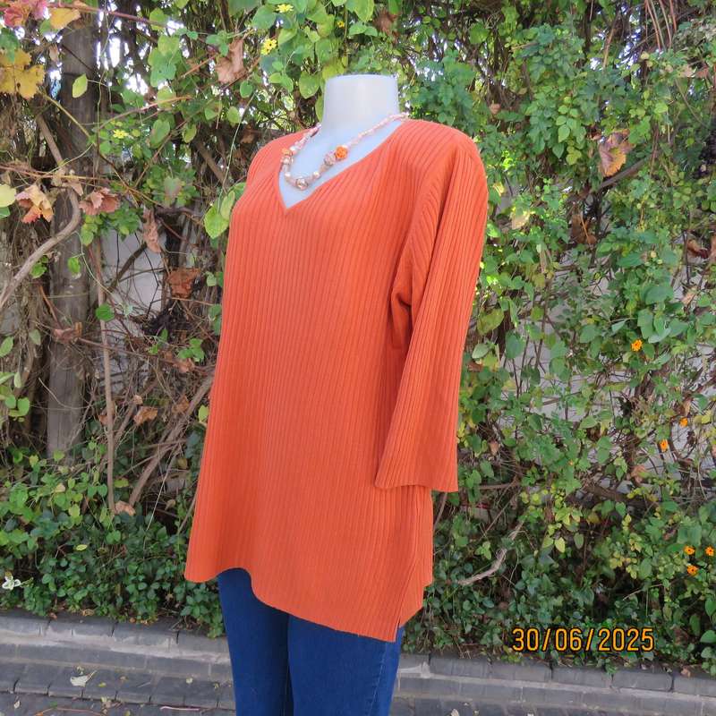 MERIEN HALL burnt orange ribbed acrylic knit V neck pullover. Slitted sides. Size 42