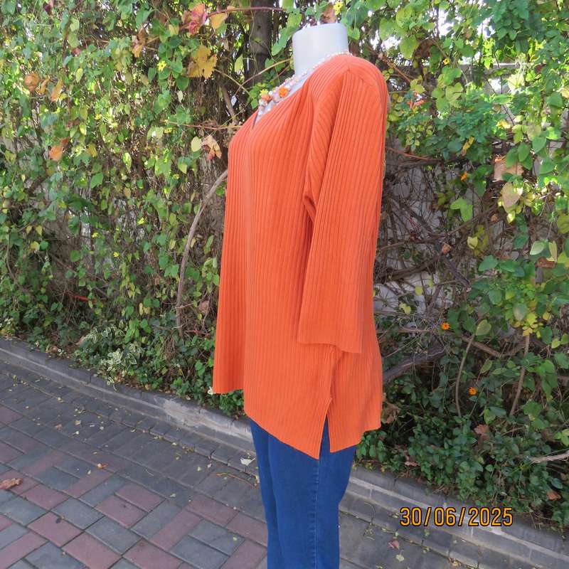 MERIEN HALL burnt orange ribbed acrylic knit V neck pullover. Slitted sides. Size 42