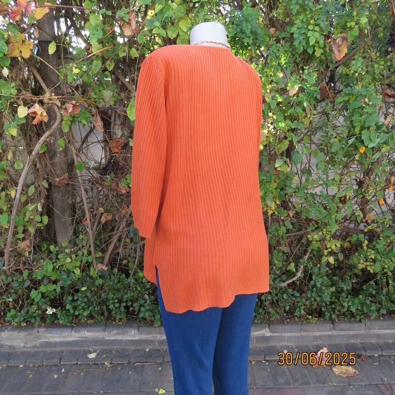 MERIEN HALL burnt orange ribbed acrylic knit V neck pullover. Slitted sides. Size 42