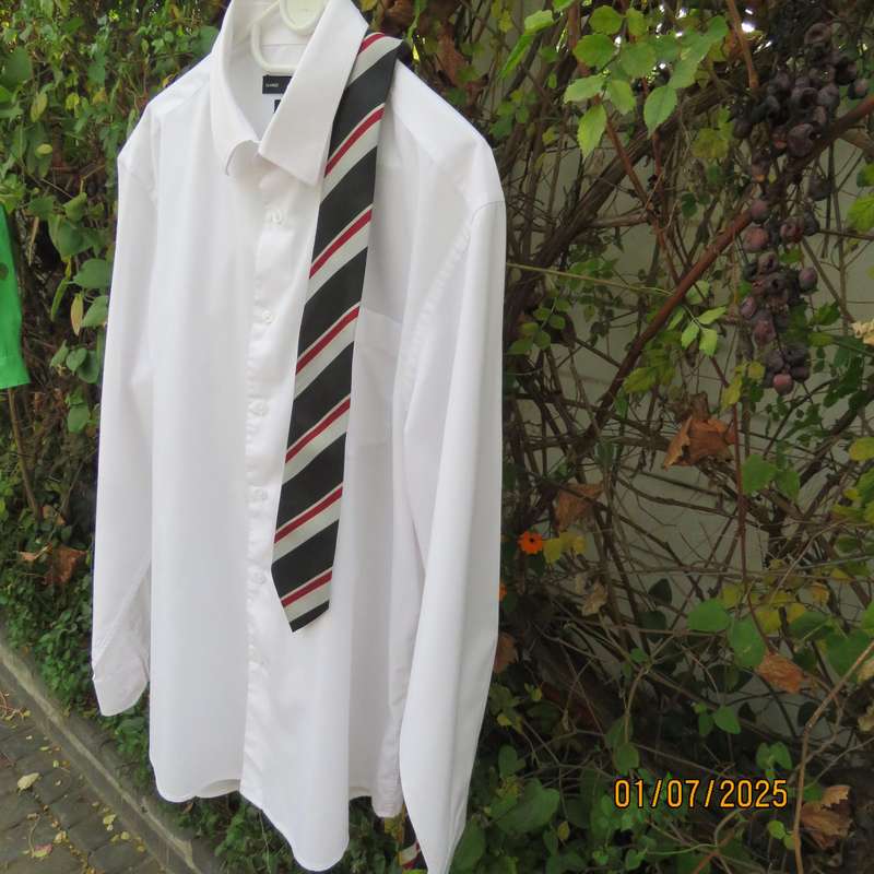 CIGNAL handsome white long sleeve regular fit men's shirt. Size XL.
