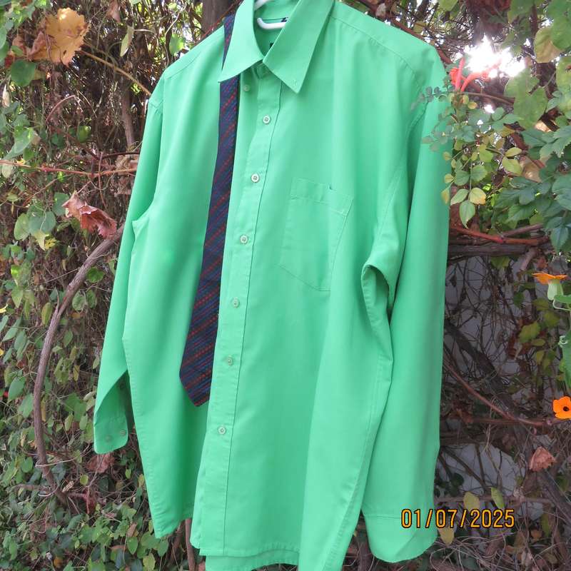 BAROTTI kelly green polycotton long sleeve men's size medium shirt. Free neck tie