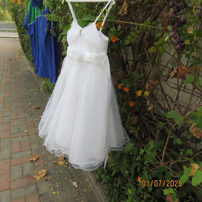 White flower girl tulle dress in 6 layers with adjustable shoulder straps. Size 7-8