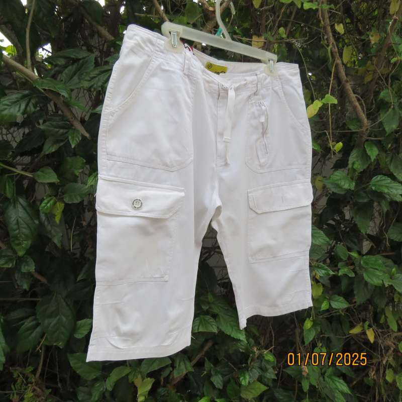 White men's knee length 100% cotton shorts with drawstring. Size 34
