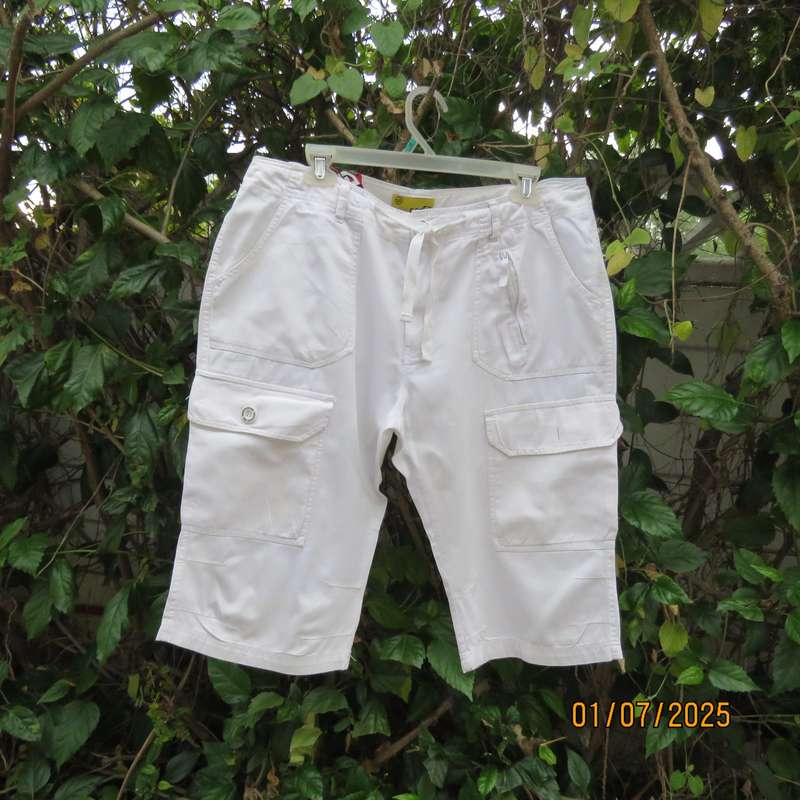 White men's knee length 100% cotton shorts with drawstring. Size 34