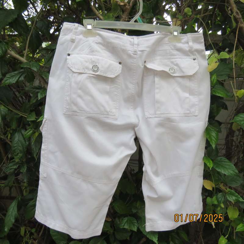 White men's knee length 100% cotton shorts with drawstring. Size 34