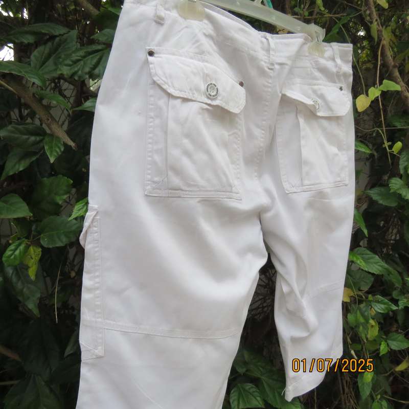 White men's knee length 100% cotton shorts with drawstring. Size 34