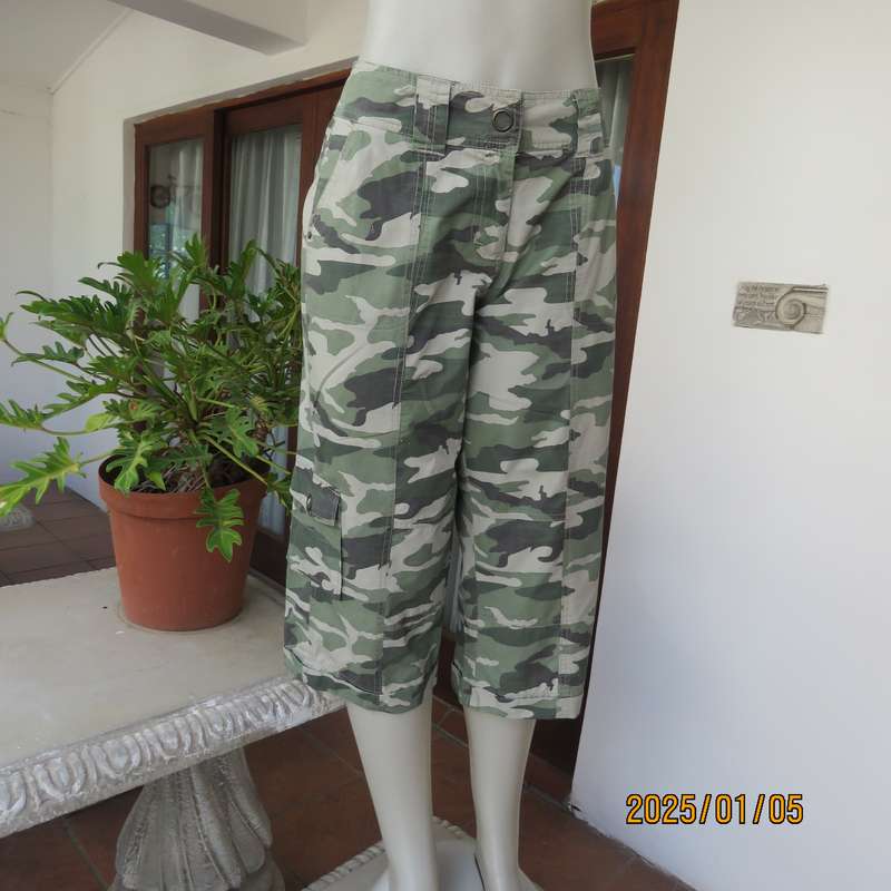 Camouflage cropped straight leg pants with turnovers. Size 36. Lots of pockets. Very good cond.