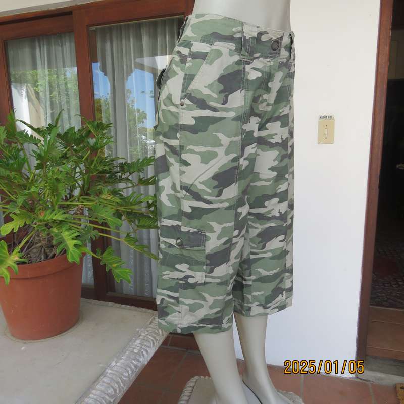 Camouflage cropped straight leg pants with turnovers. Size 36. Lots of pockets. Very good cond.