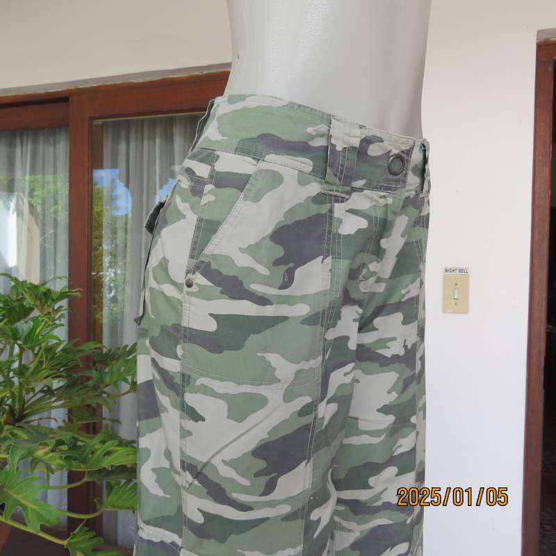 Camouflage cropped straight leg pants with turnovers. Size 36. Lots of pockets. Very good cond.