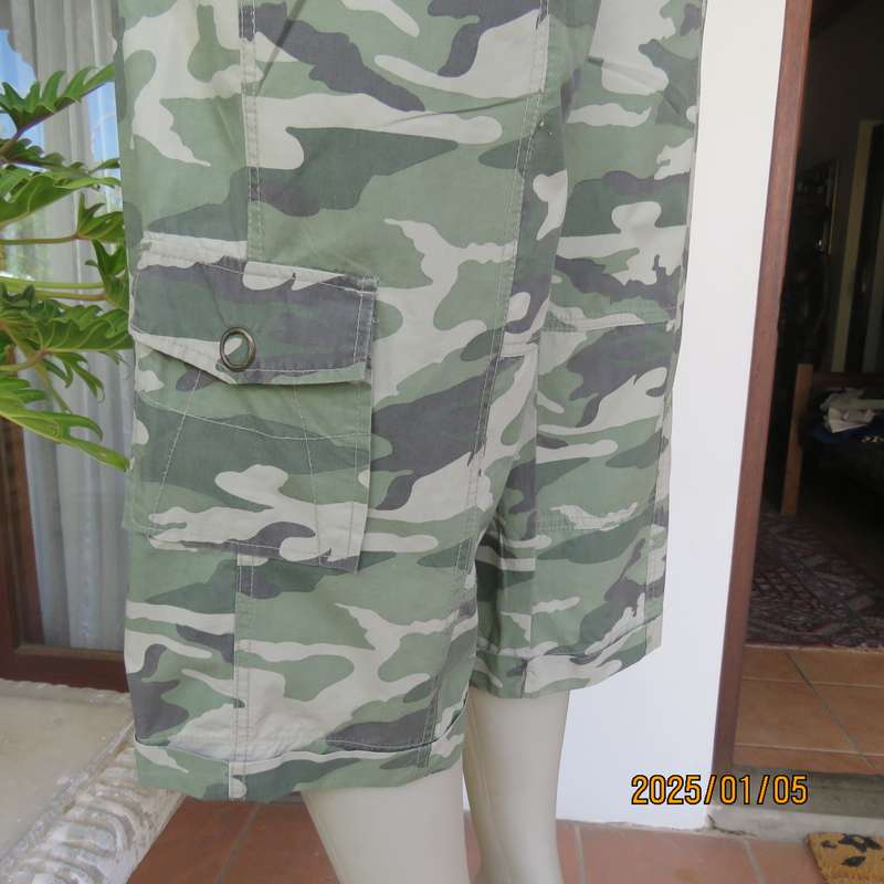 Camouflage cropped straight leg pants with turnovers. Size 36. Lots of pockets. Very good cond.