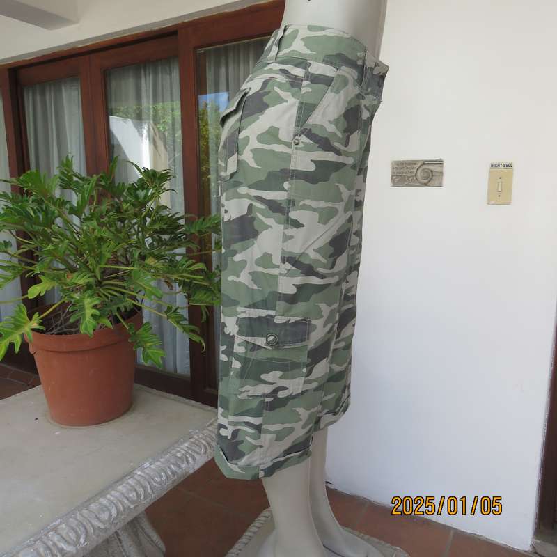Camouflage cropped straight leg pants with turnovers. Size 36. Lots of pockets. Very good cond.