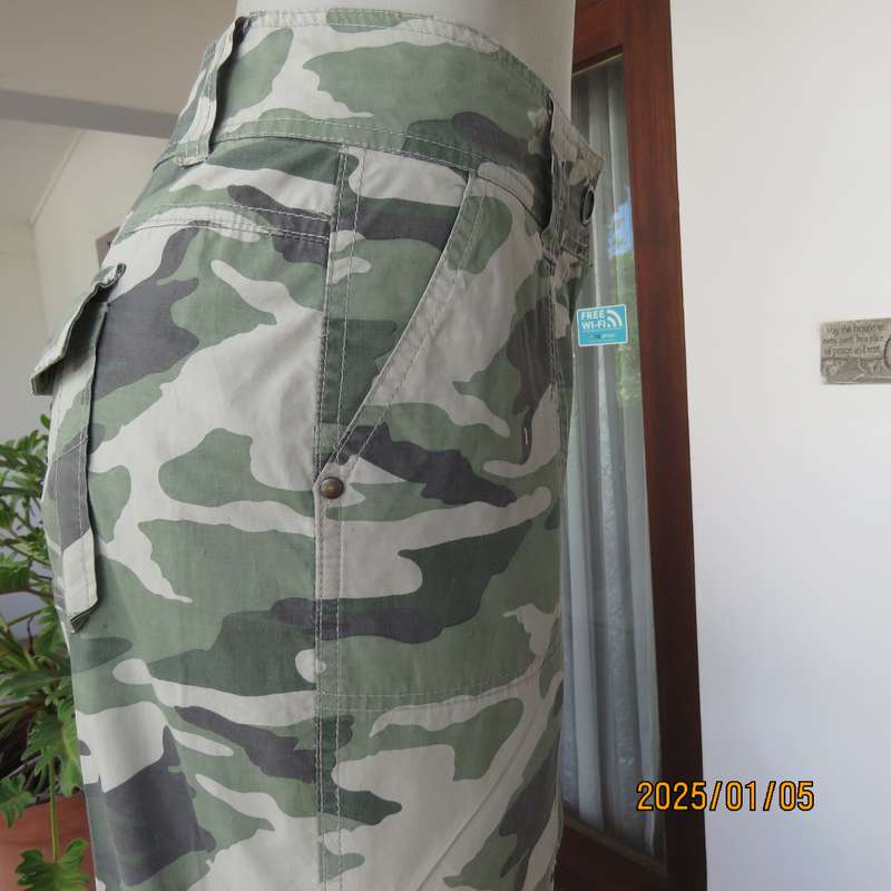 Camouflage cropped straight leg pants with turnovers. Size 36. Lots of pockets. Very good cond.
