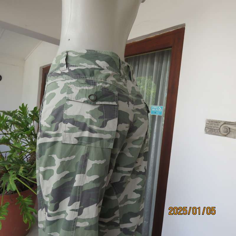 Camouflage cropped straight leg pants with turnovers. Size 36. Lots of pockets. Very good cond.