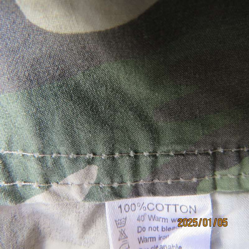 Camouflage cropped straight leg pants with turnovers. Size 36. Lots of pockets. Very good cond.