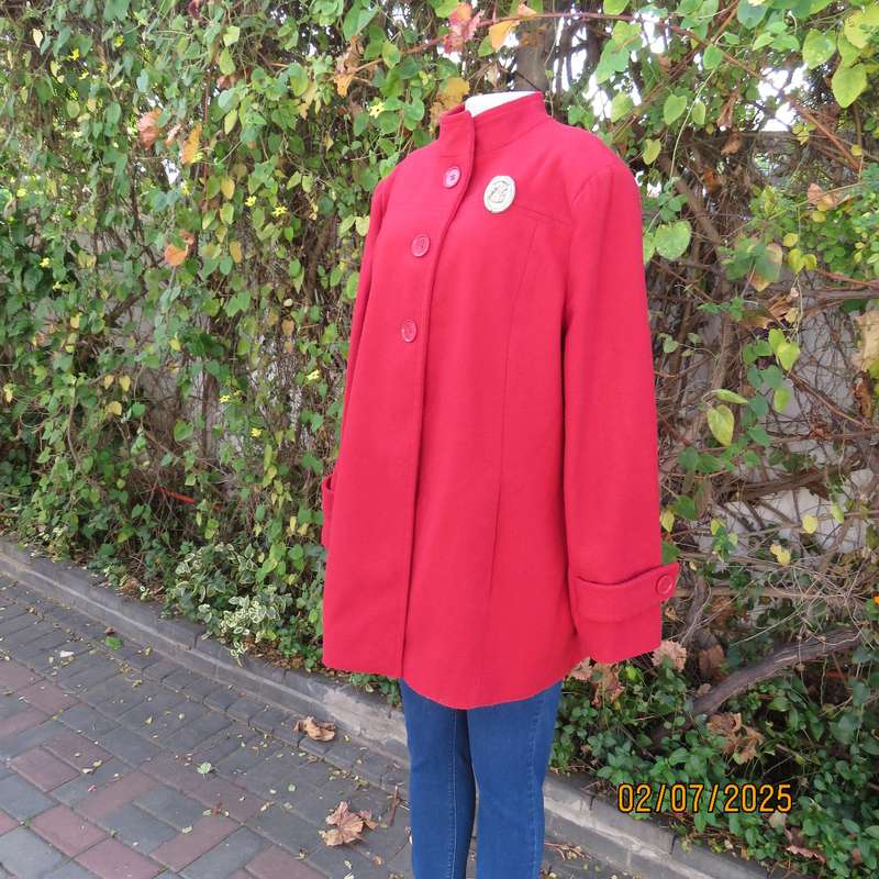 DONNA-CLAIRE red wool-polyester blend long sleeve fully lined size 42 jacket.