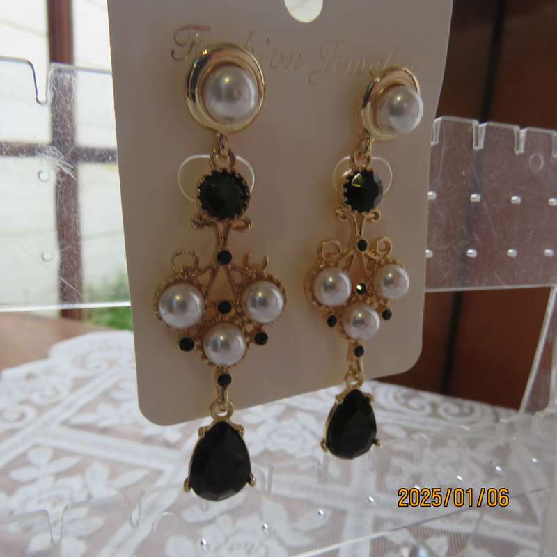 Stunning dangling earrings. Golden with faux pearls and stones. 7.5cm long. Vintage look.New